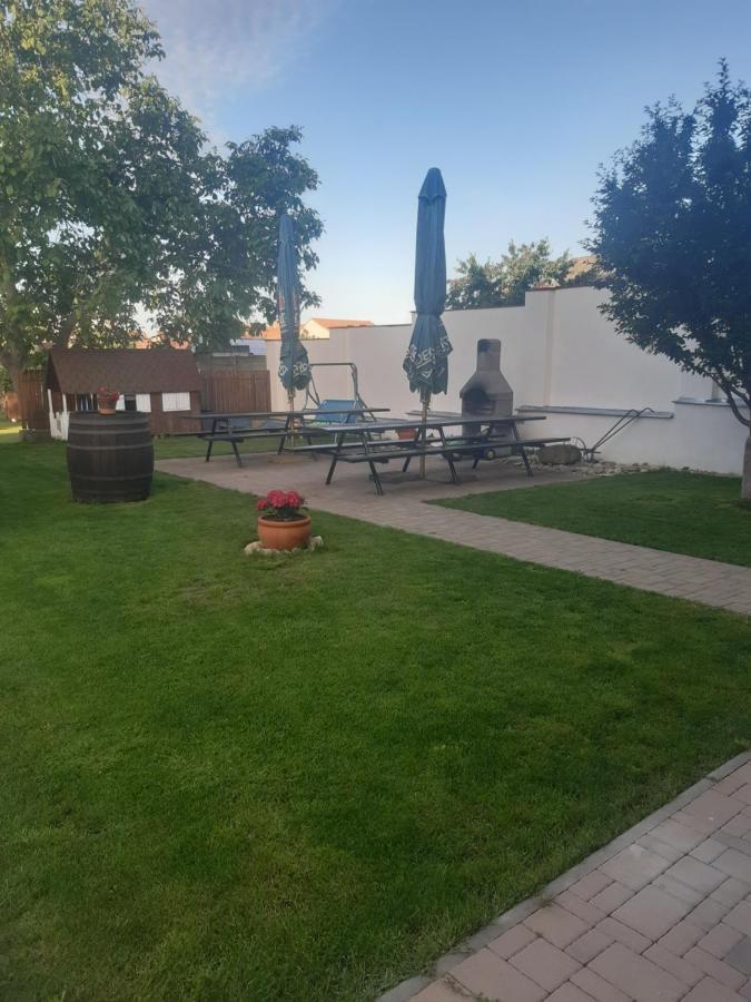 Penzion U Dvou Lip Drnholec Kültér fotó